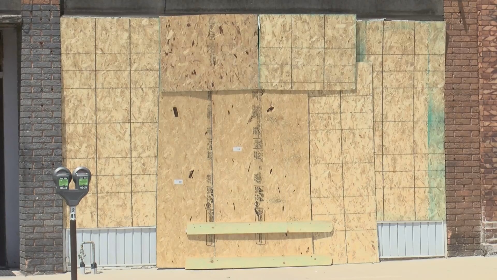Sioux City businesses board up property with plywood