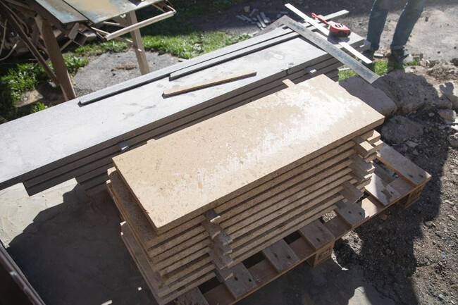 When choosing outdoor plywood, it is important to consider some factors